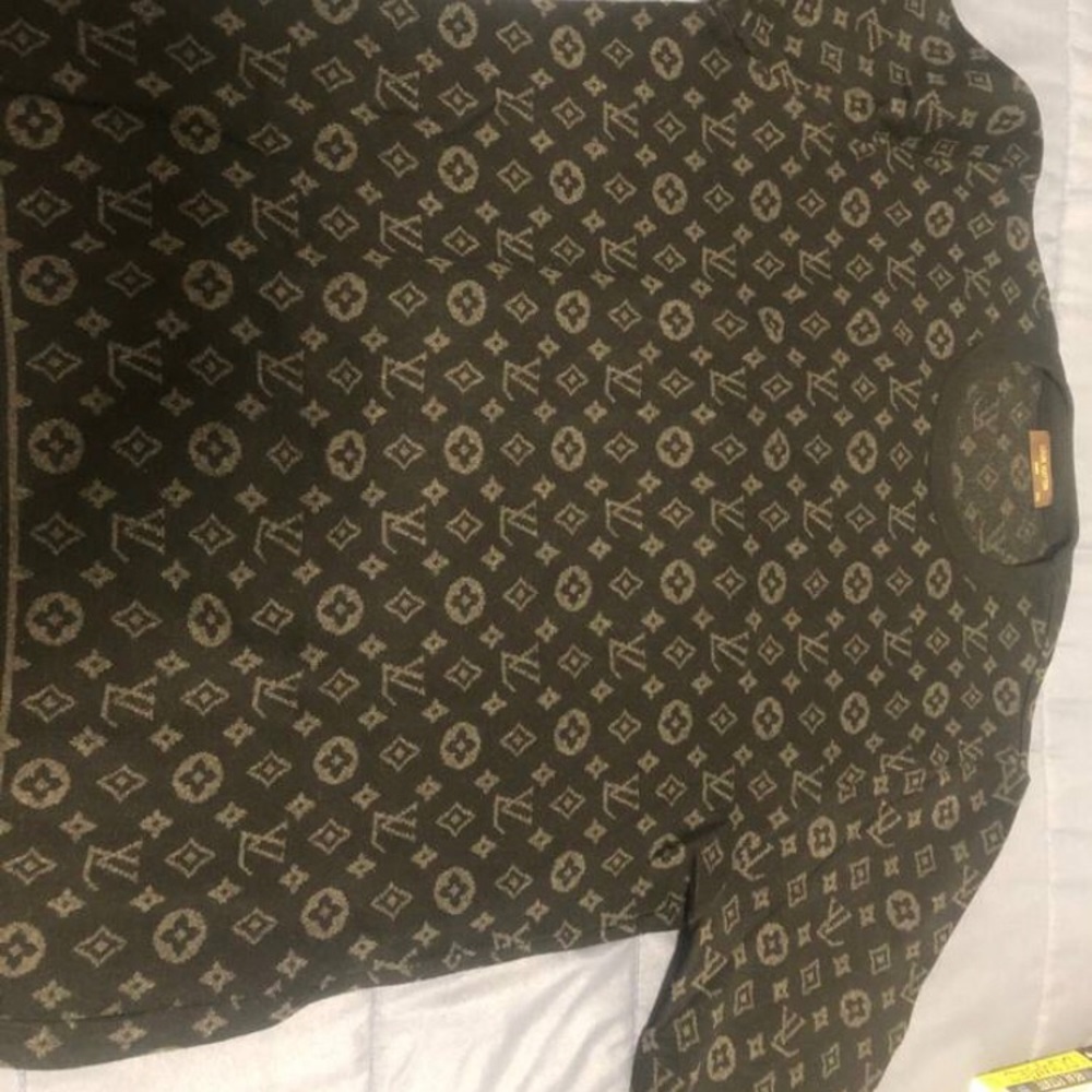 UA LV MONOGRAM BLACK SWEATER
